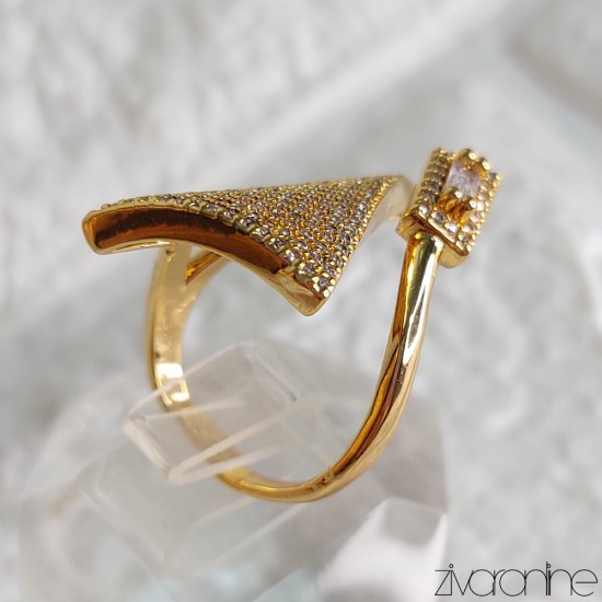 انگشتر زنانه مدل مثلثی طلایی طرح جواهر